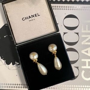 CHANEL Vintage Elegant CC Pearl Drop Clip On Earrings